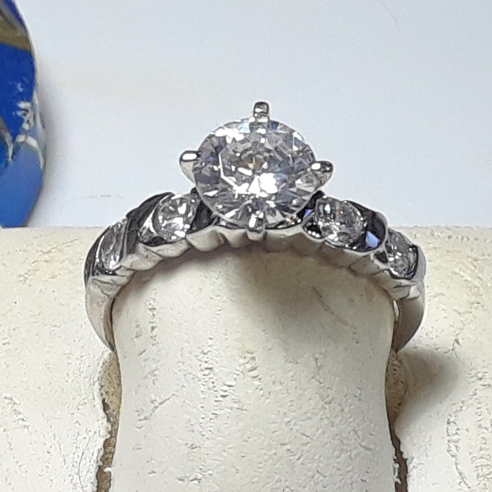 1.85ctw Round CZ w/hugs & kiss sides Sterling Silver S-9.75 Engagement Ring17852